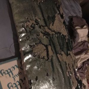 A pillow that very long can’t get the whole thing